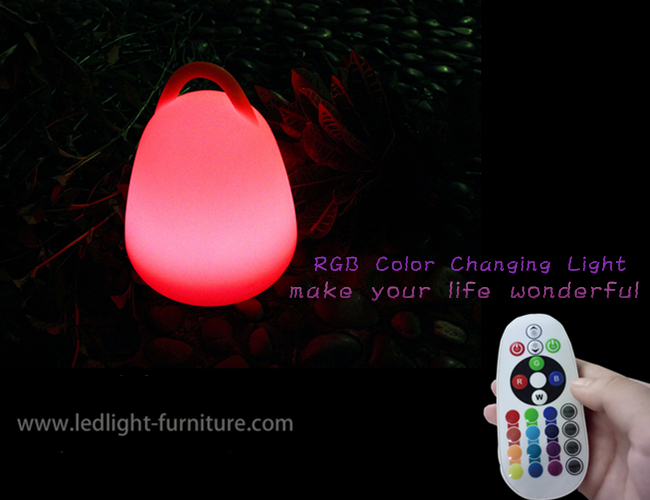 プラスチック電池式LEDのランタンは携帯用ハンドルによって変わるRGB色をつけます