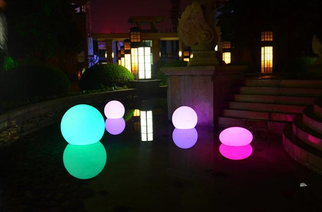 庭/ヤードのために再充電可能なLEDの白熱球ランプを変えるロマンチックな色