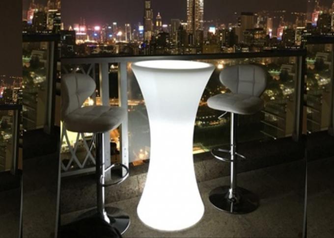 多彩な照明と置かれる高い円形の低い小テーブルの家具