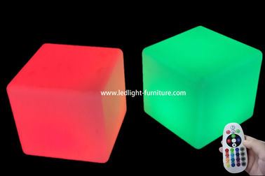 中国 RGBの屋外多彩な導かれた立方体の椅子は党でき事のためのテラスの家具をつけます サプライヤー