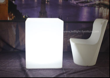 中国 耐久LEDは結婚/宴会の装飾のための立方体のテーブル45*45*110 Cmをつけます サプライヤー