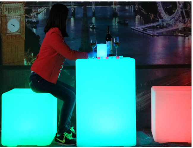 耐久LEDは結婚/宴会の装飾のための立方体のテーブル45*45*110 Cmをつけます