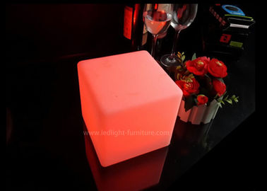 中国 電池式無線正方形LEDの立方体ライトは立方体のテーブルの多色をつけます サプライヤー