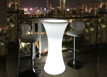 多彩な照明と置かれる高い円形の低い小テーブルの家具